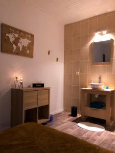 um quarto com uma casa de banho com um lavatório e um balcão em chambre double avec salle de bain privative em Cognac