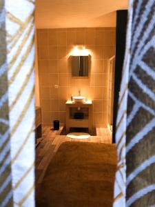 uma casa de banho com um lavatório e um WC. em chambre double avec salle de bain privative em Cognac