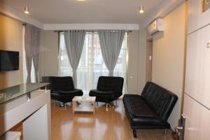 ein Wohnzimmer mit 2 Stühlen und einem Sofa in der Unterkunft Legacy Hotel in Batumi