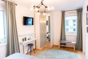 TV a/nebo společenská místnost v ubytování Green & cozy apartment - 15 min to city center