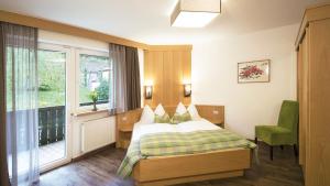 Posteľ alebo postele v izbe v ubytovaní Hotel Sonnenhof + 37 fotografií