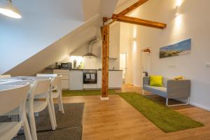 uma cozinha e sala de estar com mesa de jantar e cadeiras em Wohnen wie zu Hause em Essen