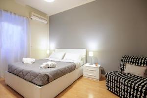 una camera da letto con un letto con due peluche sopra di Le Piazze di Roma Sweet Apartment a Roma