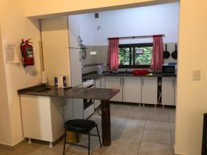 una cocina con encimera y mesa. en Cabañas Villa Bonita en Villa Ciudad Parque