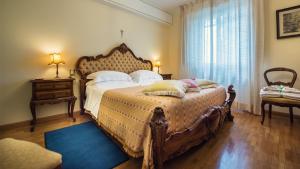 Postel nebo postele na pokoji v ubytování Villa Nuba, residenza di charme con terrazza panoramica privata, camino a legna,jacuzzi, ogni comfort in campagna e a solo 5 minuti dal cuore del centro storico di Perugia + 43 fotografií