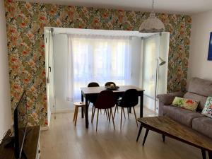 - un salon avec une table, des chaises et un canapé dans l'établissement Encantador loft en centro tradicional, à Alicante