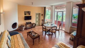 ein Wohnzimmer mit einem Tisch und einem Sofa in der Unterkunft Villa Nuba, residenza del Pinturicchio con terrazza panoramica privata, camino a legna,jacuzzi in Perugia