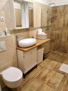 City park Apartments tesisinde bir banyo