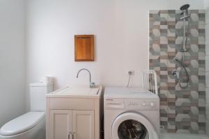 W łazience znajduje się pralka i umywalka. w obiekcie Mareluce w mieście Letojanni