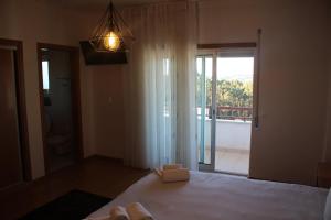 מיטה או מיטות בחדר ב-Hotel Solar da Charneca