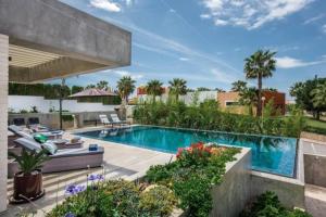 una piscina en medio de un patio en VILLA BEAU, en Ferragudo