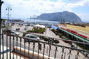 vistas a una estación de tren con tren en Mondello Holidays, en Mondello