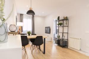 a white living room with a table and chairs at Apartamento céntrico Logroño Confort con Aire Acondicionado in Logroño