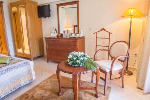 Ліжко або ліжка в номері Aegean Melathron Thalasso Spa Hotel