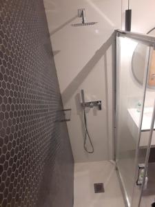 een badkamer met een douche en een glazen wand bij Matosinhos Relax and Fun by PortoProperties4You in Matosinhos