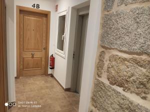 un pasillo de una casa con puerta en Villa Trabazos Abellas, en Ourense