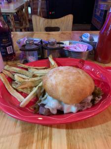 un plato rojo con un sándwich y papas fritas en Heart Six Ranch, en Moran