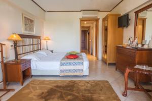 Ліжко або ліжка в номері Aegean Melathron Thalasso Spa Hotel