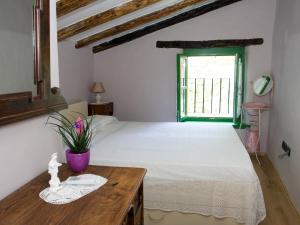 a bedroom with a bed and a table and a window at Casetta Melon in Motovun