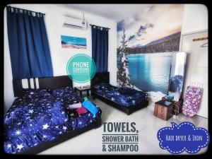 - une chambre avec un lit et une vue sur le lac dans l'établissement Entire House Best Desaru Beach & Bandar Penawar Homestay Waterpark Instamass, à Kangkar Chemaran