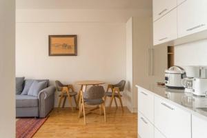 Posezení v ubytování Modern apt with views 3 minutes from Sukhbaatar Sq