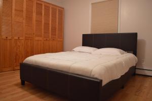 En eller flere senge i et værelse på La Casita Bonita Near NYC