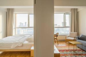 Postel nebo postele na pokoji v ubytování Modern apt with views 3 minutes from Sukhbaatar Sq