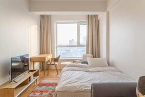 Postel nebo postele na pokoji v ubytování Modern apt with views 3 minutes from Sukhbaatar Sq