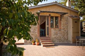 a stone house with stairs leading to a door at Casa l'Arcobaleno in Montecchio