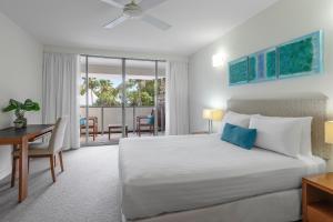Postel nebo postele na pokoji v ubytování Drift Palm Cove