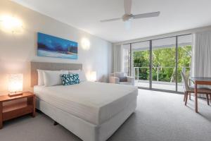 Postel nebo postele na pokoji v ubytování Drift Palm Cove