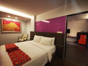 Postel nebo postele na pokoji v ubytování Mandy Nok Hotel