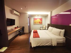 Postel nebo postele na pokoji v ubytování Mandy Nok Hotel