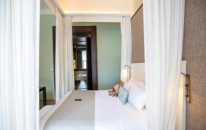 Veranda Resort & Villas Hua Hin Cha Am客房内的一张或多张床位