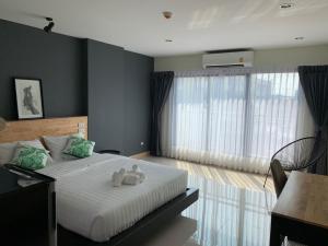 - une chambre dotée d'un lit avec deux ours en peluche dans l'établissement Thanks​Pama​, à Bang Khen