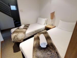 瑞雪谷的住宿－Lodge Chalet 26 - The Stables Perisher，酒店客房,配有两张带毛巾的床