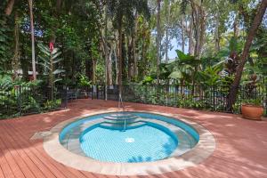 Bazén v ubytování Drift Palm Cove nebo v jeho okolí