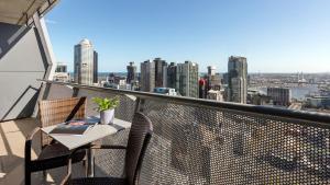 Balkón nebo terasa v ubytování Oaks Melbourne on William Suites