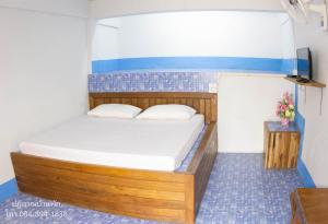 sypialnia z łóżkiem w pokoju w obiekcie ปฎิภาณบ้านพัก w mieście Mae Hong Son