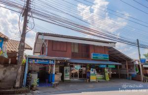 a store on the side of a street at ปฎิภาณบ้านพัก in Ban Mae La Noi