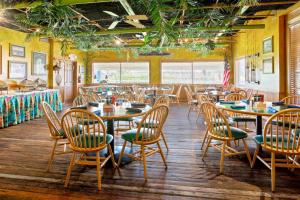 Holiday Inn & Suites Clearwater Beach S-Harbourside tesisinde bir restoran veya yemek mekanı