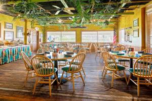 クリアウォーター・ビーチにあるHoliday Inn & Suites Clearwater Beach S-Harboursideのテーブルと椅子と窓のあるダイニングルーム