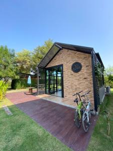 北榄坡บ้านเพลิน的一座建筑,两辆自行车停在甲板上 更多12张照片