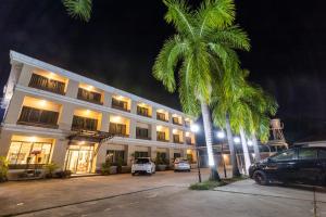 budynek z palmą przed nim w obiekcie The Palm Garden Hotel w mieście Chiang Rai
