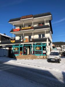 ein Gebäude mit einem davor geparkt in der Unterkunft Töff - Töff in Willingen