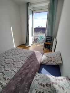 クレルモン・フェランにあるAppartement cosy Parvis Gareのベッドルーム1室(ベッド1台、景色を望む窓付)