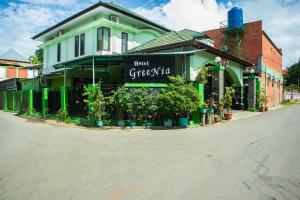 un edificio verde al lado de una calle en Super OYO 1682 Greenia Hotel en Kupang