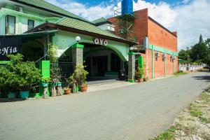 una calle vacía delante de un edificio en Super OYO 1682 Greenia Hotel en Kupang