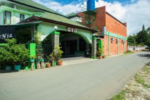 una calle vacía delante de un edificio en Super OYO 1682 Greenia Hotel, en Kupang