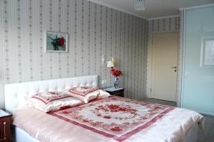 ヨシュカル・オラにあるLuxury Apartment in Yoshkar-Ola (2-rooms)のベッドルーム1室(白と赤の毛布付きの白いベッド1台付)